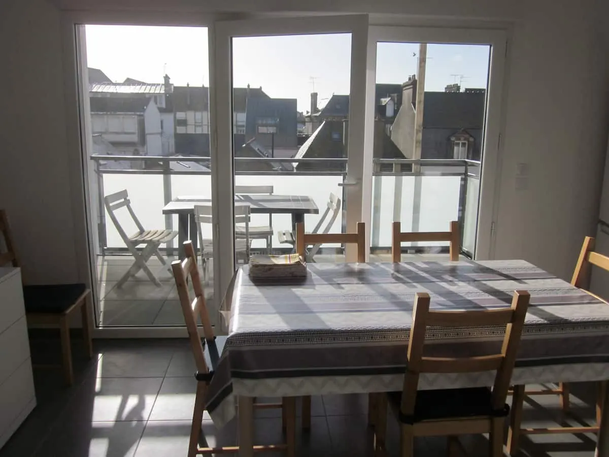 Appartement classé 3 étoiles près des remparts de Saint-Malo, séjour ouvert sur un grand balcon